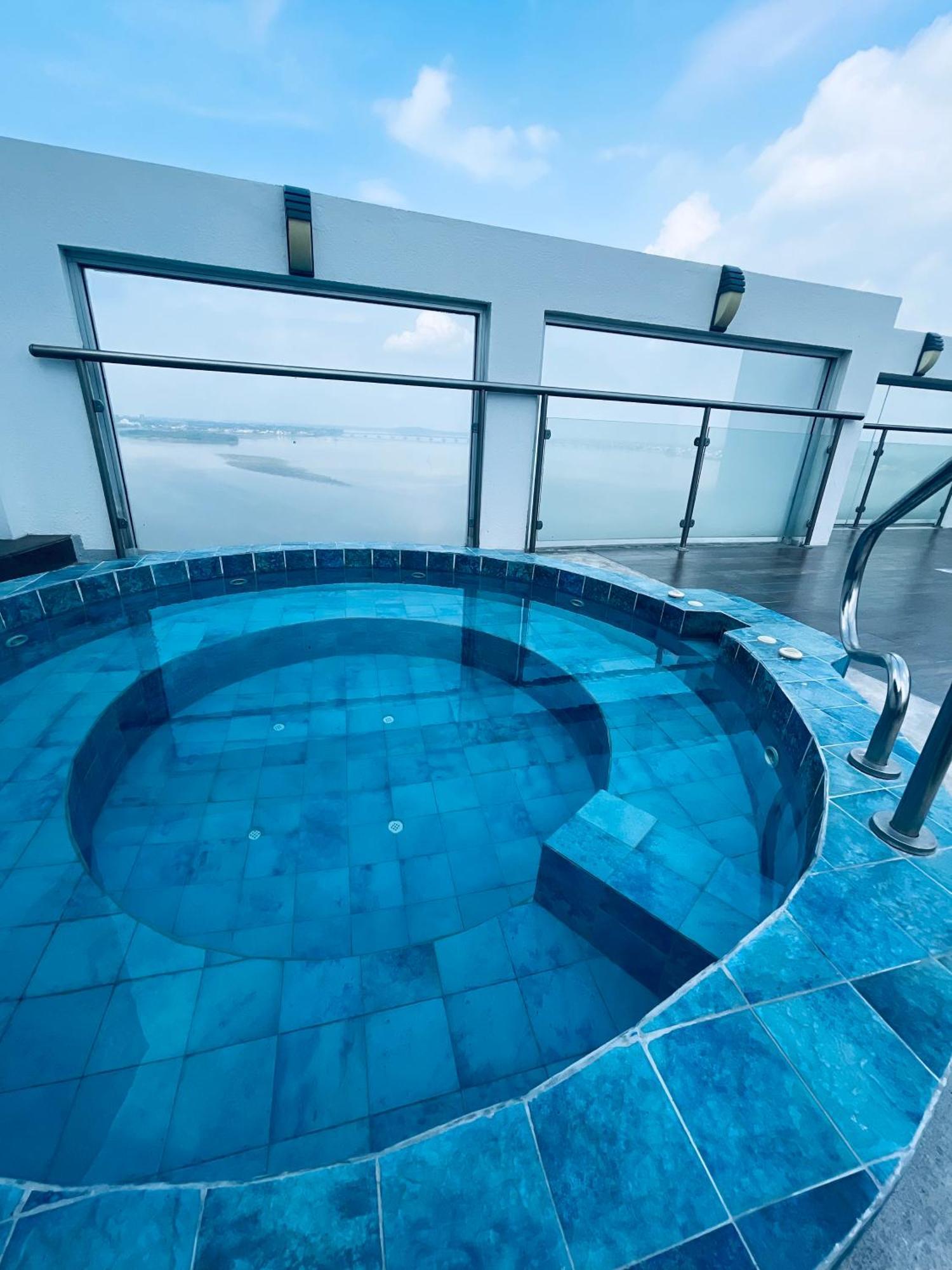 Suite Riverfront Puerto Santa Ana Guayaquil Exterior photo